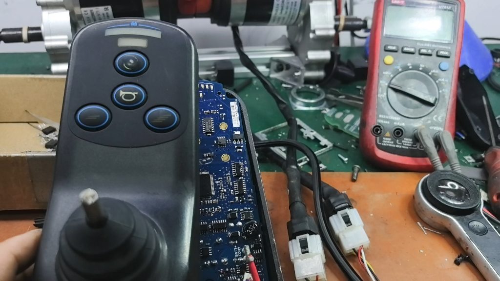 B站_电动轮椅控制器维修_视频截图_18.jpg