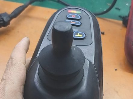 B站_电动轮椅控制器维修_视频截图_34.jpg